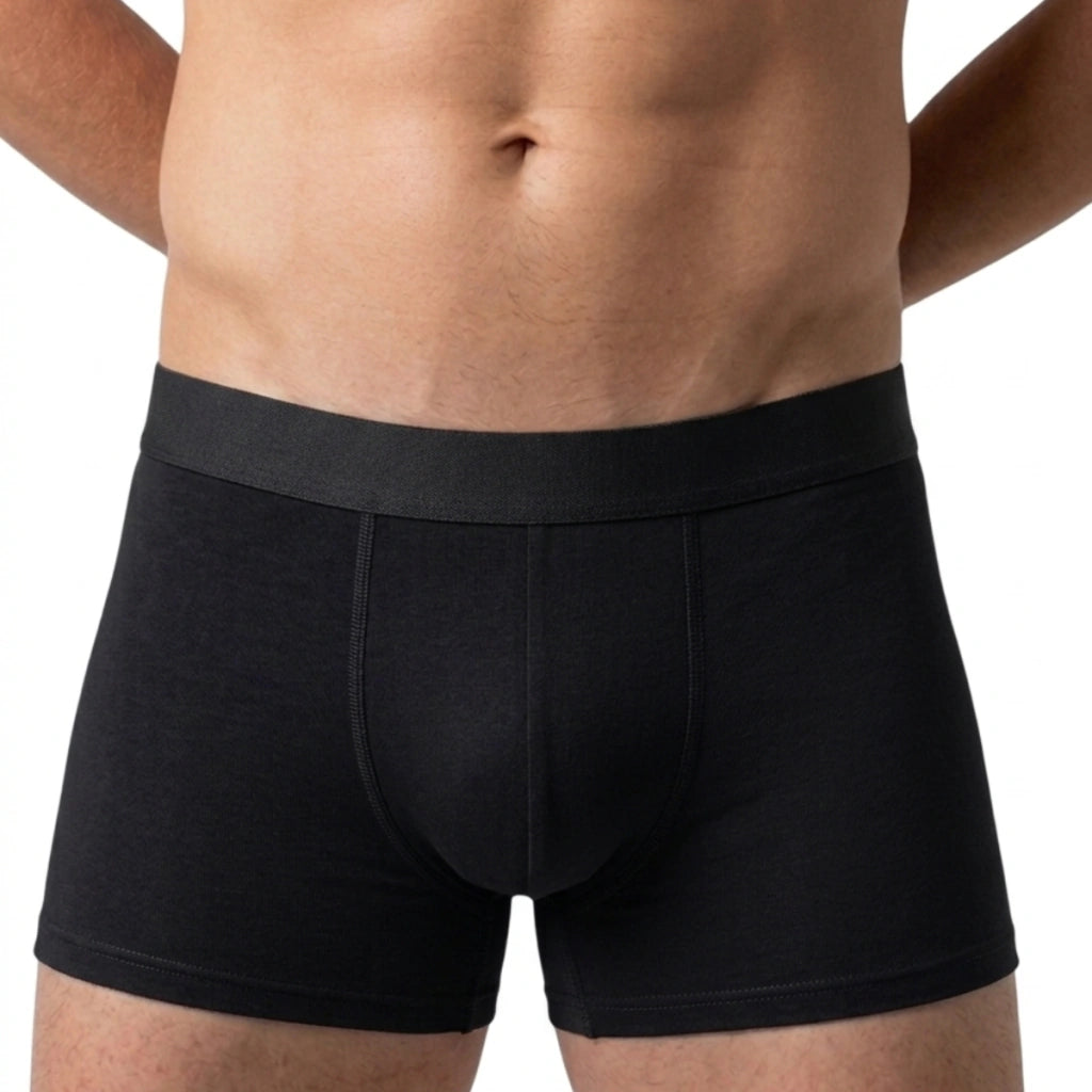 Hombre usando el boxer absorbente Uri Wear negro, vista frontal