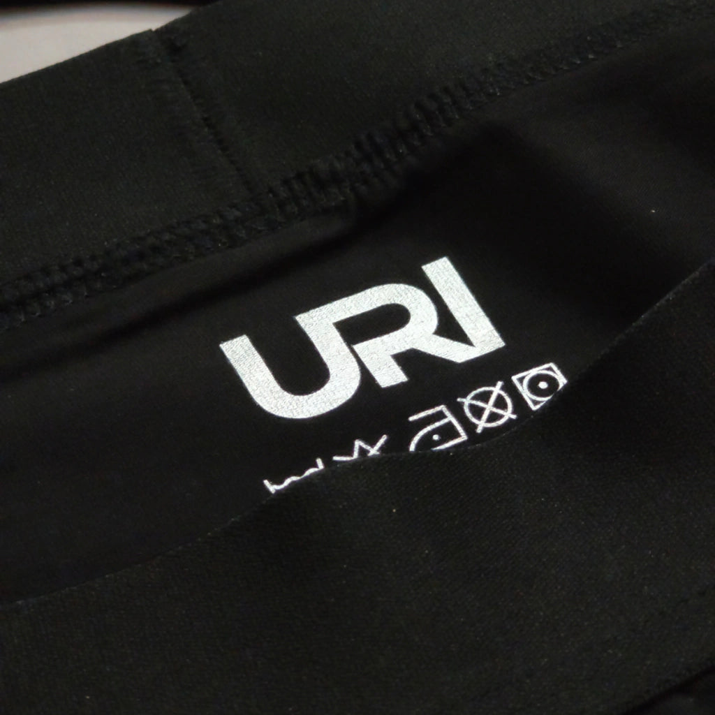 Etiqueta interna del boxer con el logo URI y los símbolos de lavado